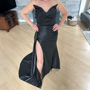 Elegant Black Strapless Evening Gown with Beaded Bodice